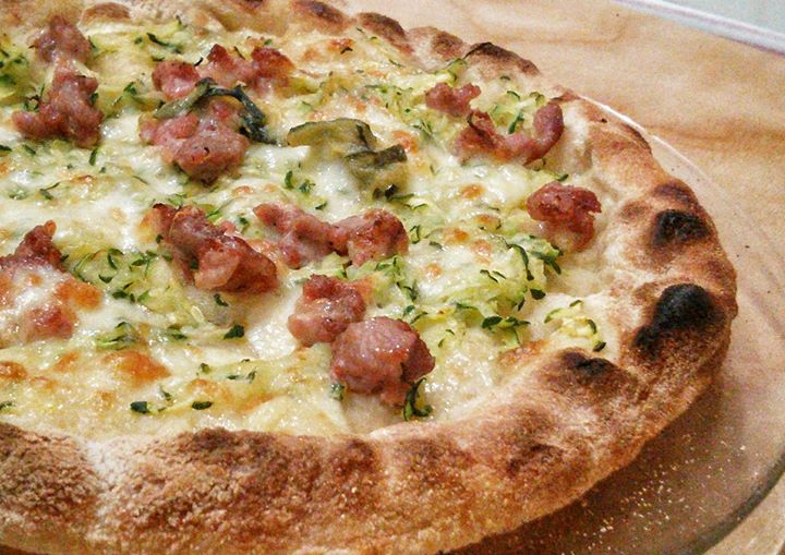 Pizza con zucchine, salsiccia e mozzarella